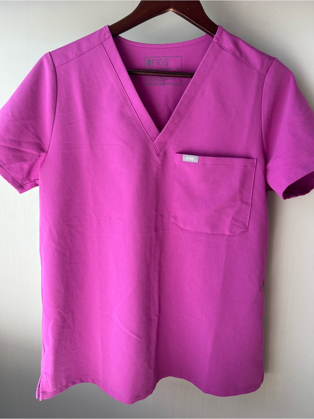 FIGS Raspberry Sorbet Catarina V Neck Healthcare Scrub Top Fuchsia Pink Womens M
